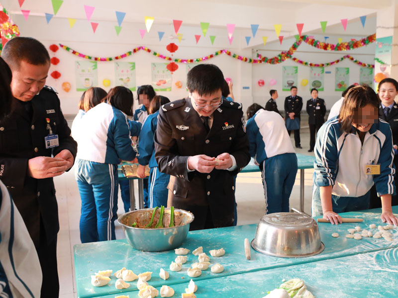 （用）省司法廳戒毒管理局局長(zhǎng)段劍平（中）同干警、戒毒學(xué)員一起包餃子。