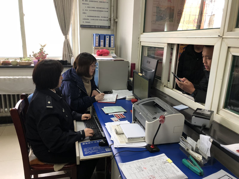 圖二記者體驗戶籍室窗口工作