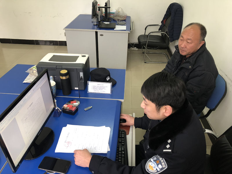 圖三午飯時，民警給居民辦理落戶口
