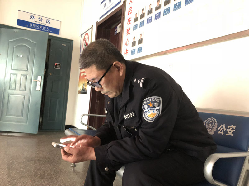 圖六結(jié)束一天工作，老民警董紹印坐下休息