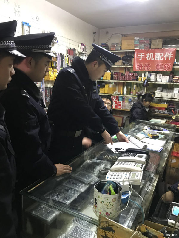 王帥（左二）和同事在附近商戶和居民區(qū)內(nèi)巡邏，詢問情況