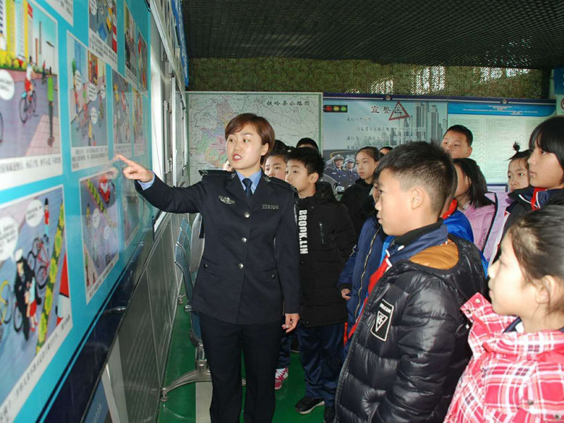 （圖二）民警向?qū)W生們宣傳講解安全常識、交通標(biāo)識、交通事故案例警示