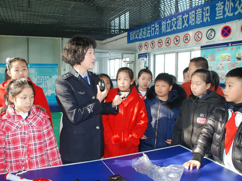 圖三民警向?qū)W生們展示講解了執(zhí)法記錄儀、酒精檢測儀、警務(wù)通等執(zhí)法裝備使用