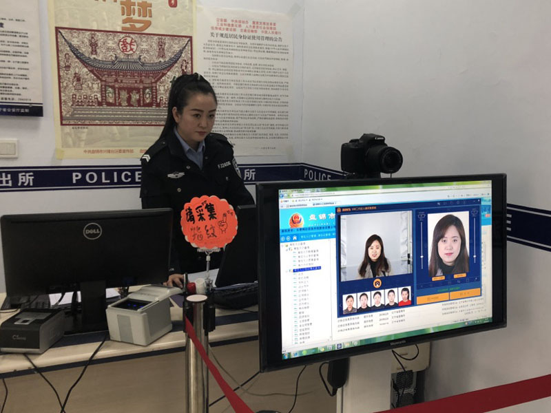 圖六 戶籍大廳中，民警向記者展示最新的證件照拍攝方式