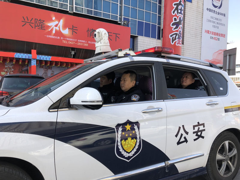 圖十 民警在巡邏中，定點(diǎn)停留
