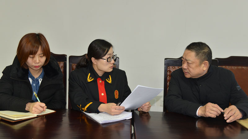 圖四，記者與周新蕊一起解答疑問(wèn)
