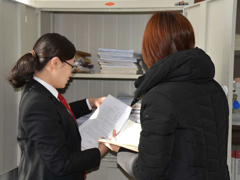 圖五，周新蕊向記者介紹案件情況
