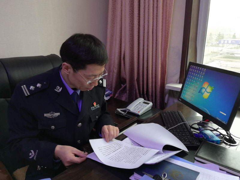 圖二，社區(qū)警務(wù)大隊(duì)大隊(duì)長張宏偉翻閱文件