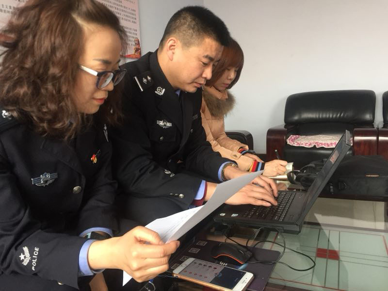 圖五副大隊(duì)長許艷莉、民警方志遠(yuǎn)錄入信息