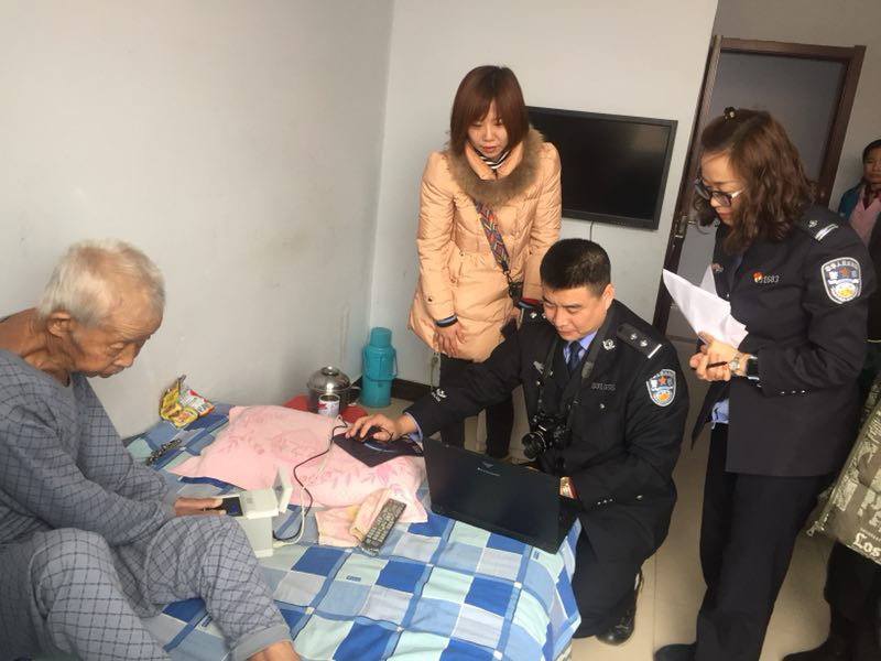圖六記者和許艷莉、方志遠(yuǎn)一起采集信息、錄入指紋