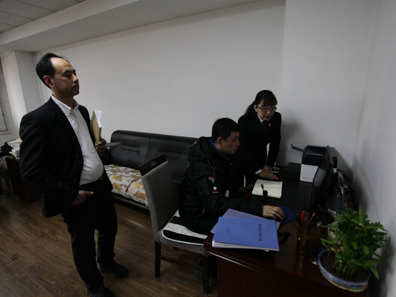 記者為律師進行微信綁定，以后就可以在微信上查看案件信息了
