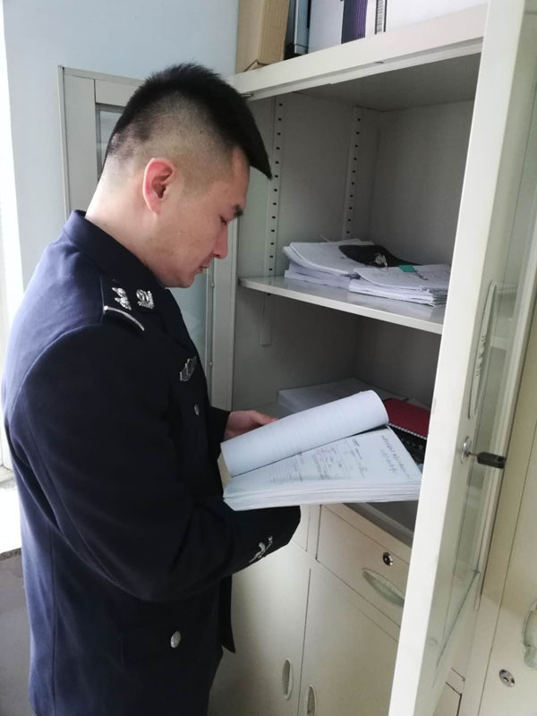圖二，辛楊查閱卷宗，在一摞摞卷宗材料中尋找線索