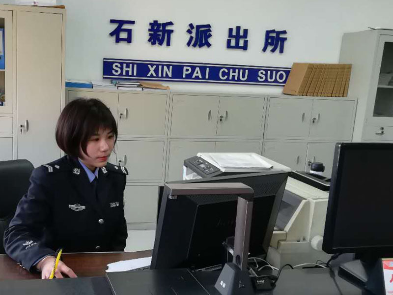 3月8日，輔警薄冬雨在派出所值班(1)