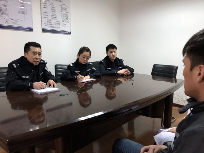 圖三：記者（左二）陪同民警劉士?。ㄗ笠唬Τ臣芊蚱捱M行調(diào)解