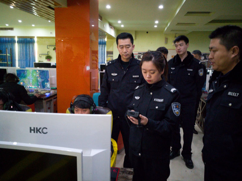 圖四：記者（前排右二）同民警一起到網(wǎng)吧進行身份證檢查