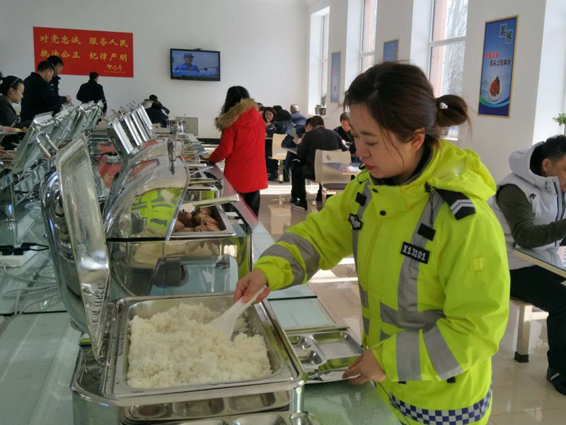 圖三：記者來到交警支隊的食堂，同大家一起共進午餐