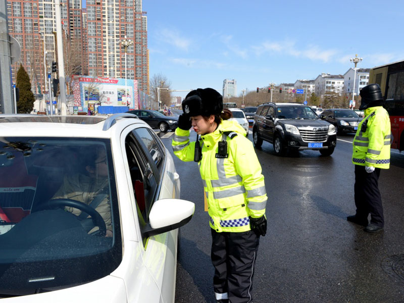 圖四：記者（左一）跟隨民警來到路面，進行車輛截查