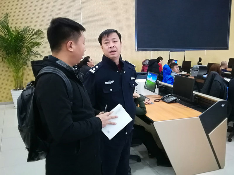 民警向記者介紹社會治理應急聯(lián)動指揮中心工作