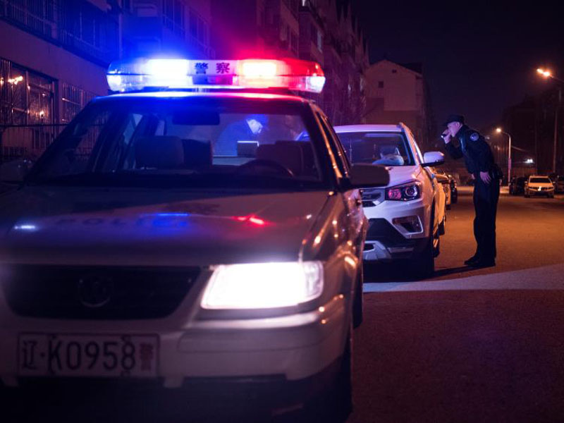 （圖一）夜晚，民警需要對(duì)路邊車輛進(jìn)行巡查保障人民財(cái)產(chǎn)安全
