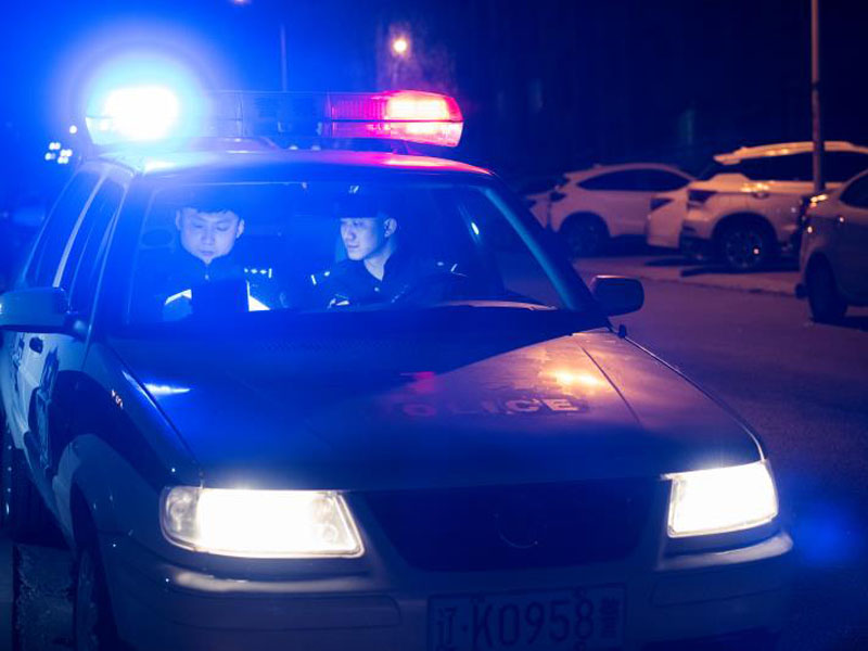 （圖三）黑夜中，路邊閃亮的警燈讓夜歸人心里感覺(jué)安全多了