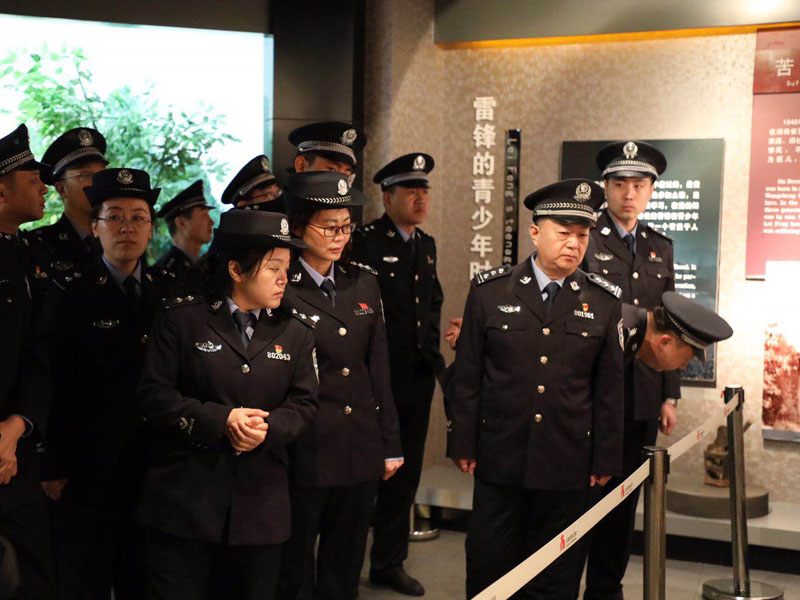 遼陽市公安局太子河分局青年民警參觀雷鋒紀(jì)念館2
