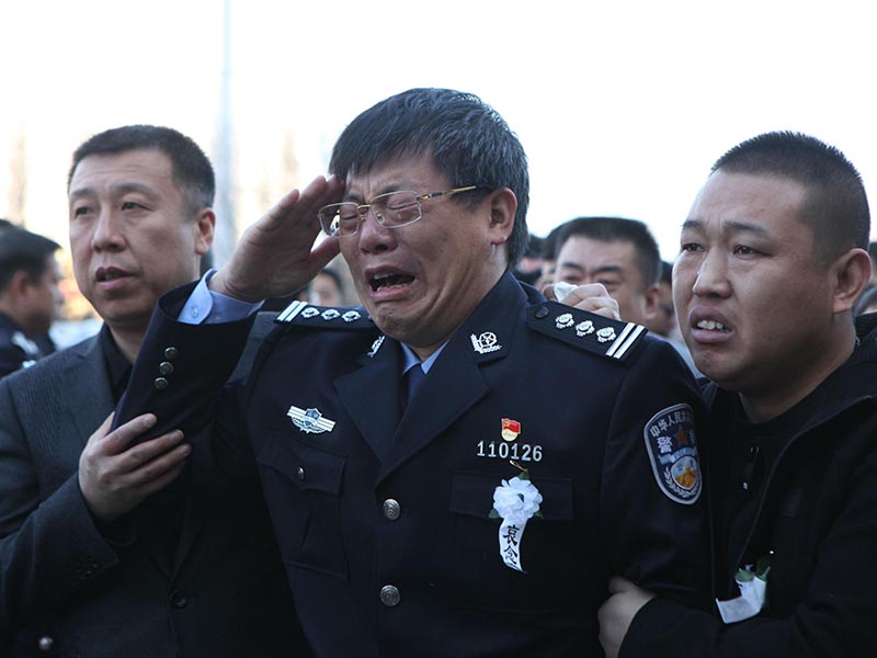 鐵骨錚錚的警察父親李浩，望著兒子的遺像再也控制不住自己的眼淚，英雄的父親給兒子敬禮