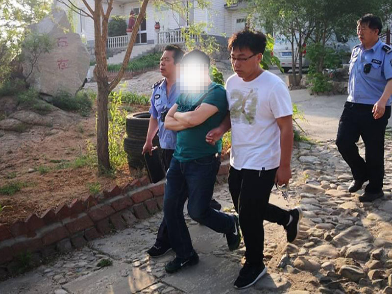 圖片：強(qiáng)制帶走“老賴”