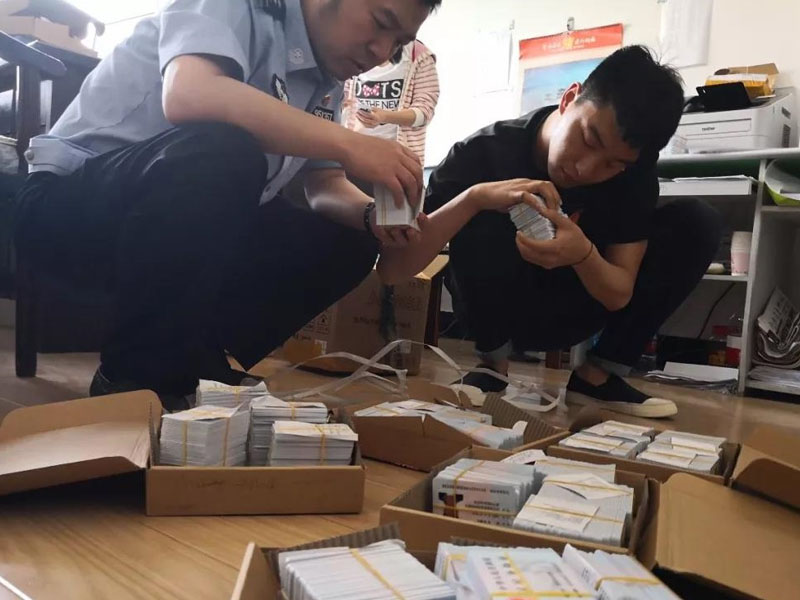 民警迅速尋找5名考生的身份證件，并及時送到考生手中