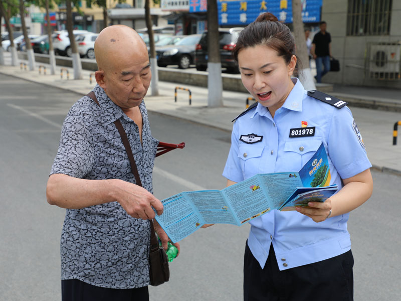 太子河民警走上街頭向群眾宣傳禁毒知識(shí)