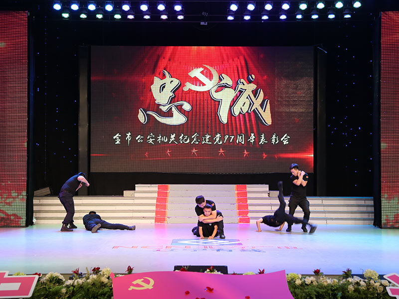 （圖四）遼陽公安民警表演擒拿術