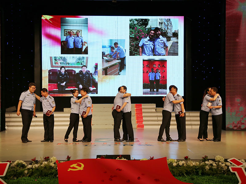 （圖八）上陣父子兵，并肩作戰(zhàn)，用青春熱血展現(xiàn)了一代代人民警察薪火相傳，用平凡奉獻書寫了“人民公安為人民”的無悔忠誠
