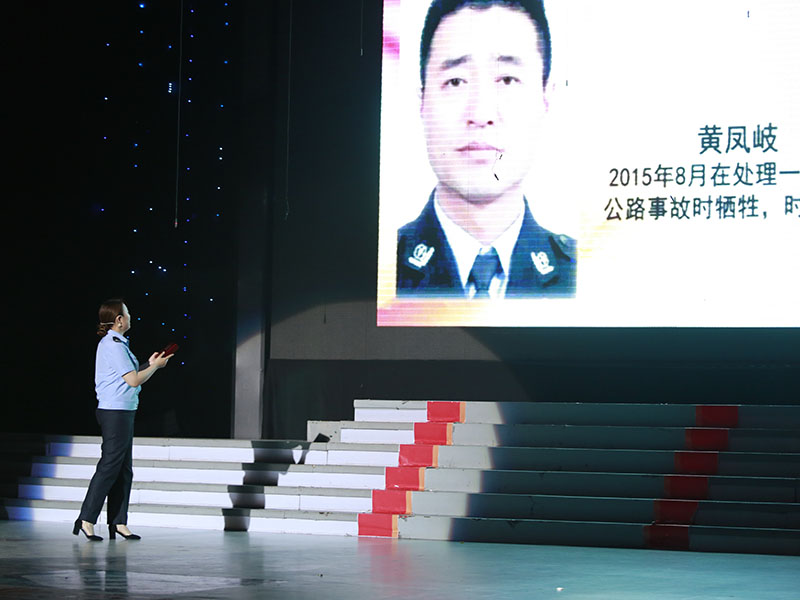 （圖九）因公犧牲民警黃鳳岐的女兒黃珊在追憶自己去世的父親，一代代使命的傳承就是對先烈在天之靈最好的告慰