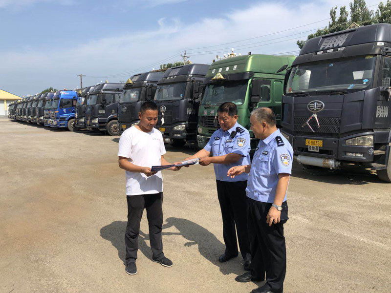 民警對企業(yè)車輛的安全管理臺賬、車輛信息臺賬等相關(guān)內(nèi)容進行了詳細檢查，