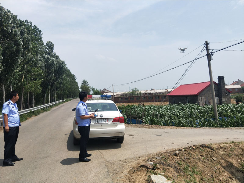 民警利用無人機從空中對農(nóng)村院落內(nèi)、溝壑旁查看罌粟花種植