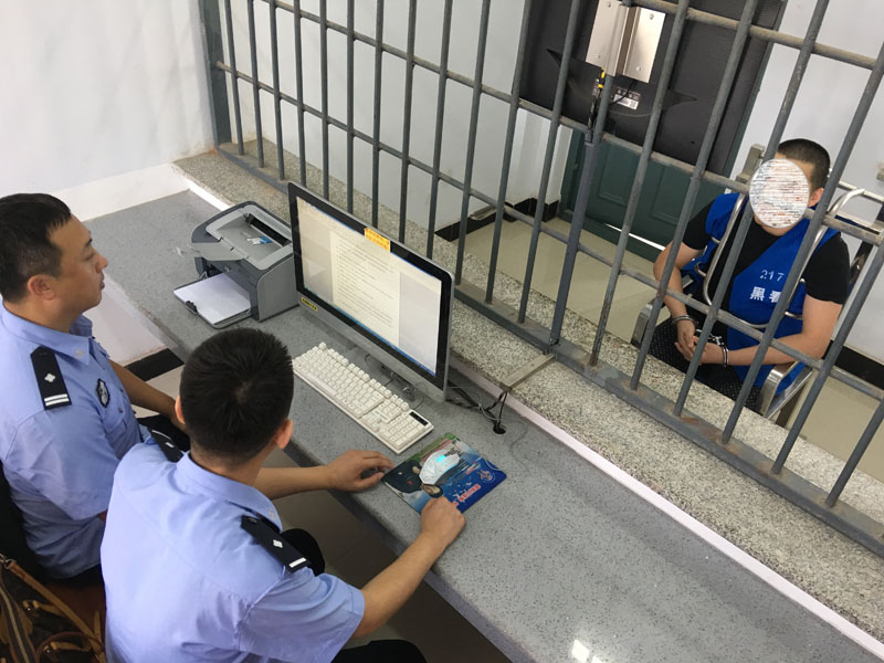 圖二：民警正在訊問(wèn)犯罪嫌疑人周某