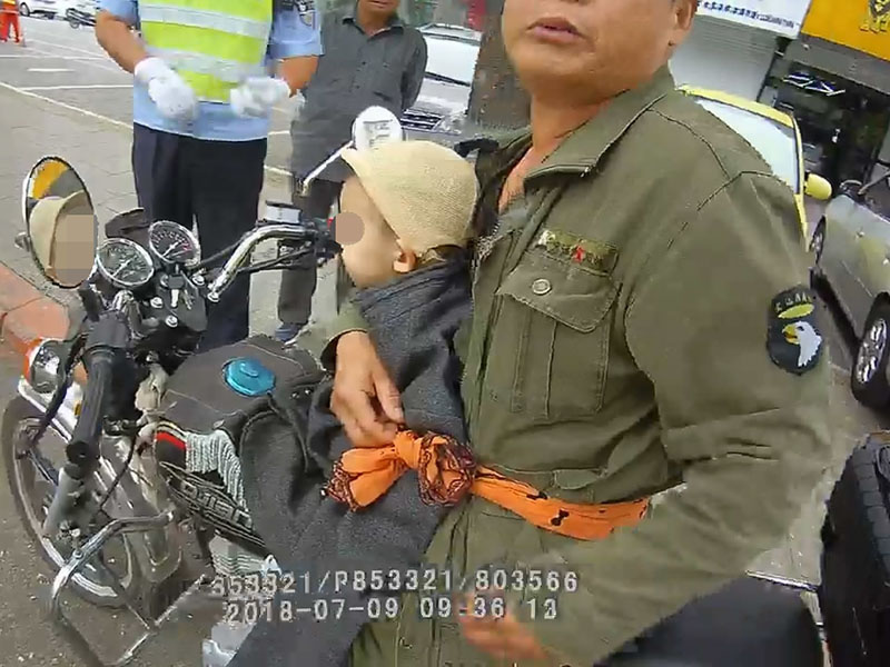 騎摩托車男子僅用一根布條將小男孩固定在自己身上，行駛在馬路上 (2)