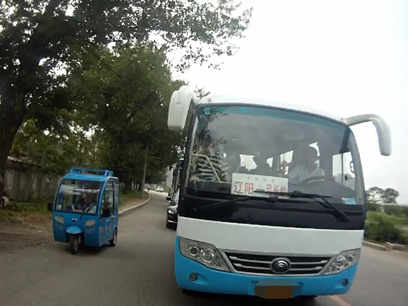 核載19人的客運(yùn)車多載了一個(gè)人，其中一名乘客蹲在過道上，被交警發(fā)現(xiàn)
