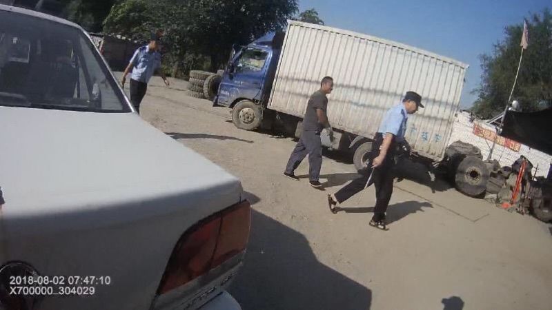 烈日炎炎，民警在路上搜尋持刀男子
