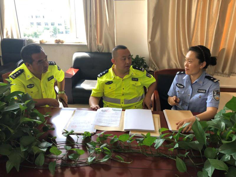 本溪市公安局交警支隊交通事故大隊辦案民警和本溪市公安局預審支隊二大隊教導員孟媛媛一起討論案件