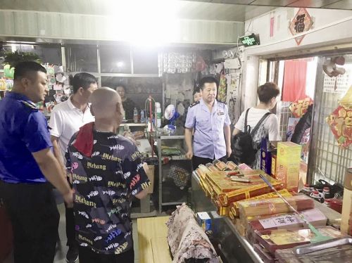 聯(lián)合執(zhí)法人員對仍銷售祭祀用品的商家進行勸導查收