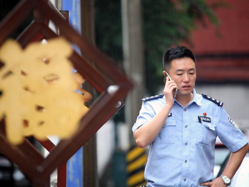 王一鳴在社區(qū)巡查時(shí)街道居民報(bào)警電話，他的手機(jī)號(hào)就是“社區(qū)的110”（建議大圖）