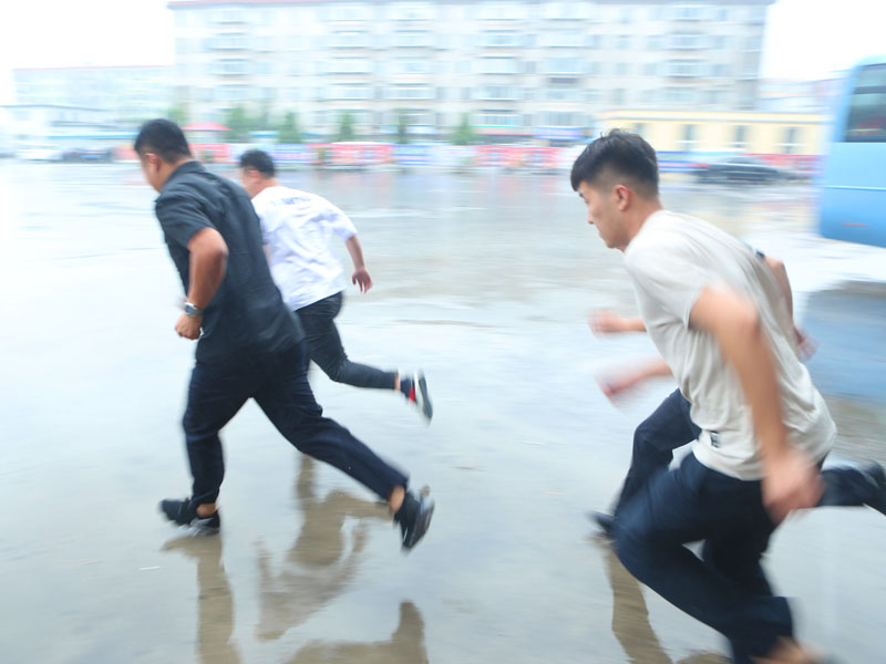 壓題（放大）民警抓捕毒販現(xiàn)場(chǎng)