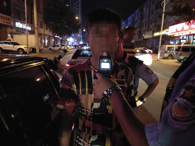 交警對駕駛員進(jìn)行酒精測試