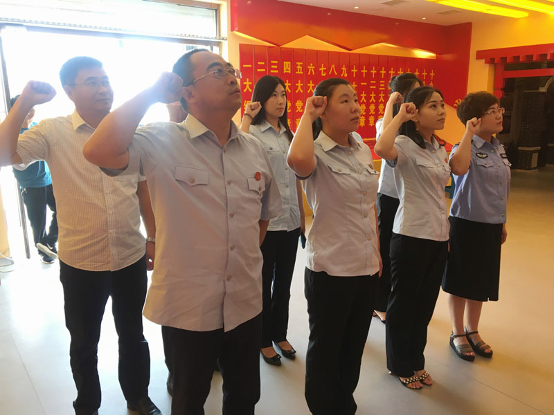 大洼法院干警面對黨旗進(jìn)行重溫入黨誓詞活動。