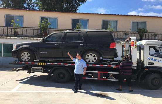 承辦法官指揮扣押車輛現(xiàn)場