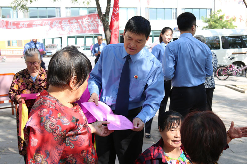 黑山縣人民檢察院檢察官走上街頭向群眾開展掃黑除惡宣傳活動(dòng)。