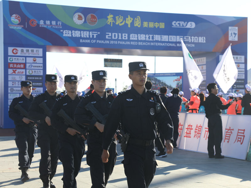 9月22日上午，2018盤錦紅海灘馬拉松鳴槍開跑,盤錦市公安局巡特警支隊(duì)在賽場(chǎng)周邊加強(qiáng)巡邏力度和巡邏頻次，確保比賽秩序平穩(wěn)可控。 張鐸 本報(bào)記者孫碩辰