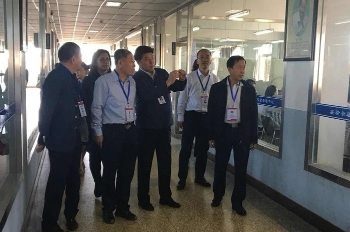 省司法廳黨組成員、副廳長椰永濤（右三）率隊督察錦州考區(qū)考試工作