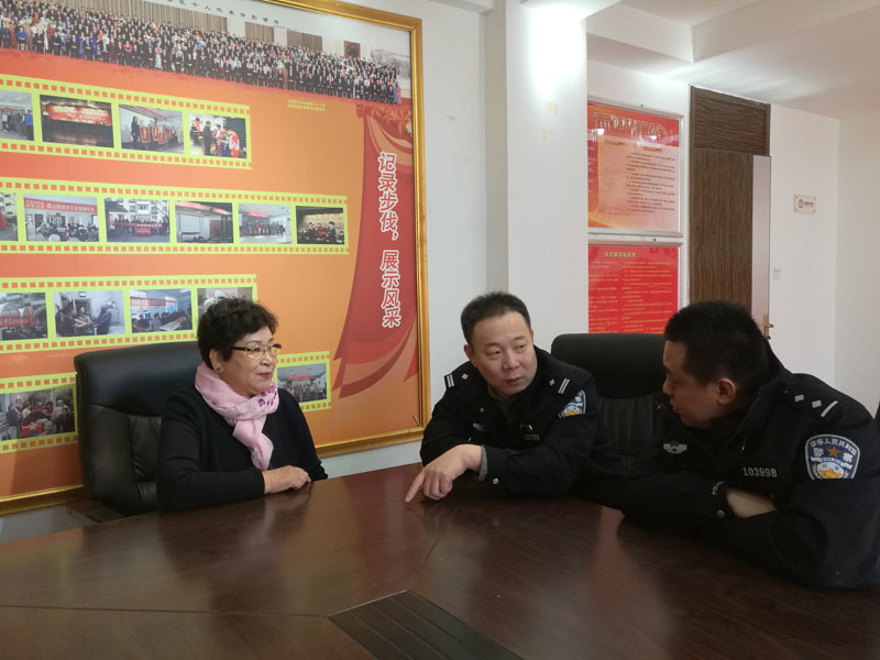 李秀華和王松（中）研究社區(qū)基礎工作