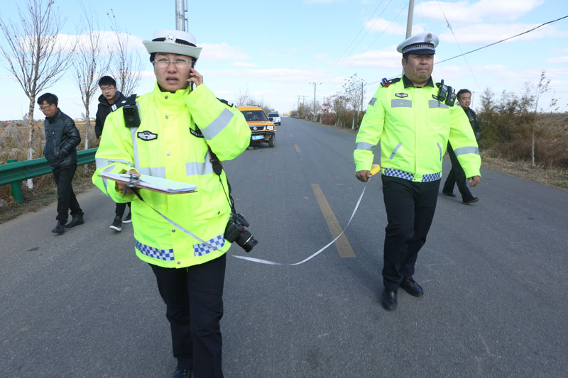 剛到交通事故現(xiàn)場，范冬梅又接到指揮中心打來出警的電話